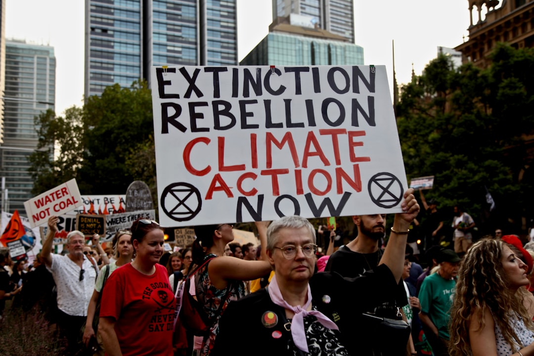 découvrez le rôle et les actions des militants d'extinction rebellion, un mouvement engagé pour la justice climatique et la protection de l'environnement.