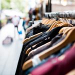 découvrez l'univers de la fast fashion : tendances actuelles, impacts environnementaux et alternatives durables pour un style responsable.