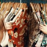 découvrez les tendances de la fast fashion : des vêtements à la mode, abordables et renouvelés rapidement pour suivre le rythme effréné de la mode.
