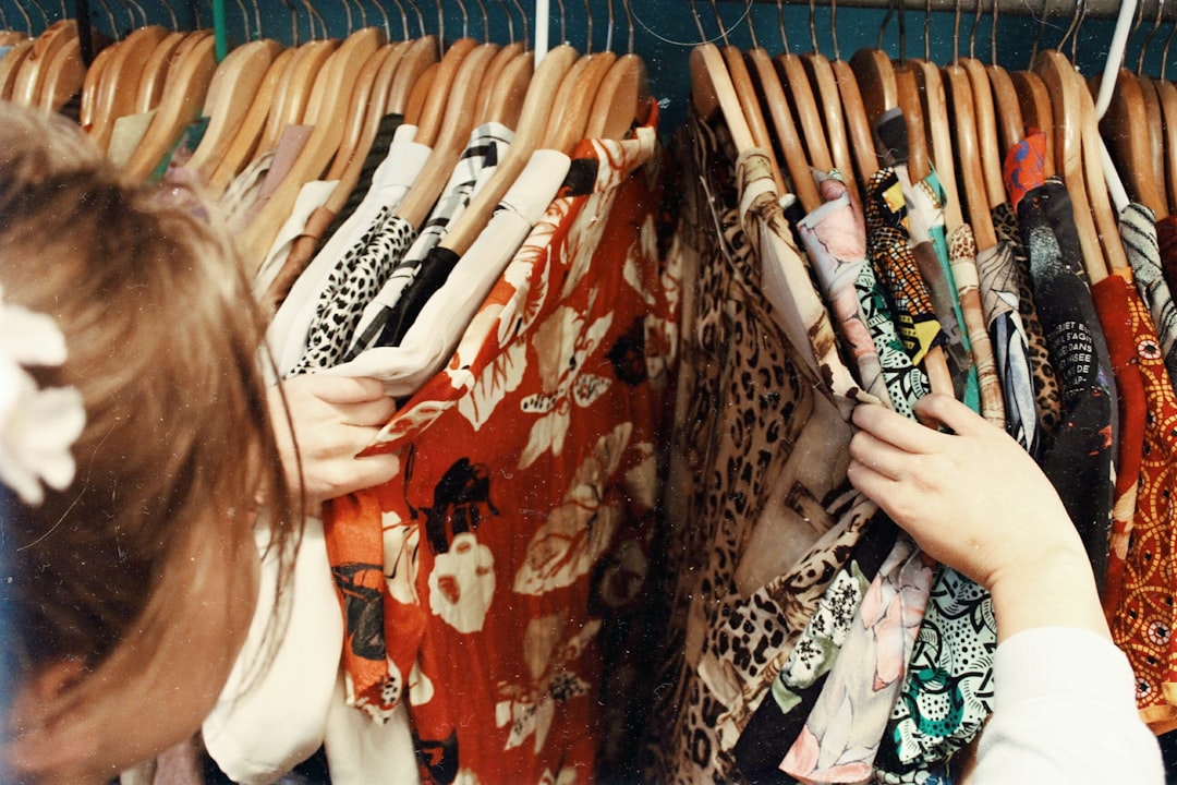 découvrez les tendances de la fast fashion : des vêtements à la mode, abordables et renouvelés rapidement pour suivre le rythme effréné de la mode.