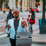 découvrez l'univers des influenceurs de la fast-fashion, leur impact sur les tendances actuelles et comment ils façonnent la consommation rapide de la mode.