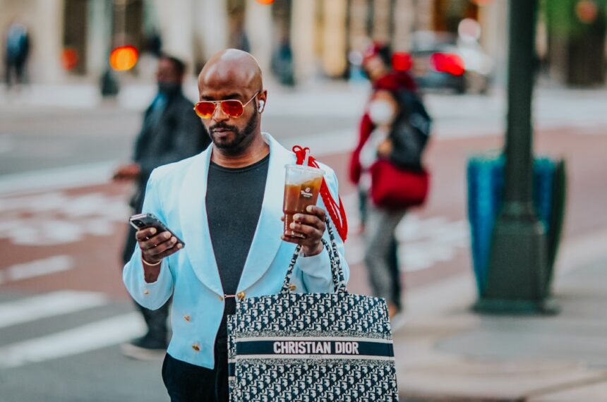 découvrez l'univers des influenceurs de la fast-fashion, leur impact sur les tendances actuelles et comment ils façonnent la consommation rapide de la mode.