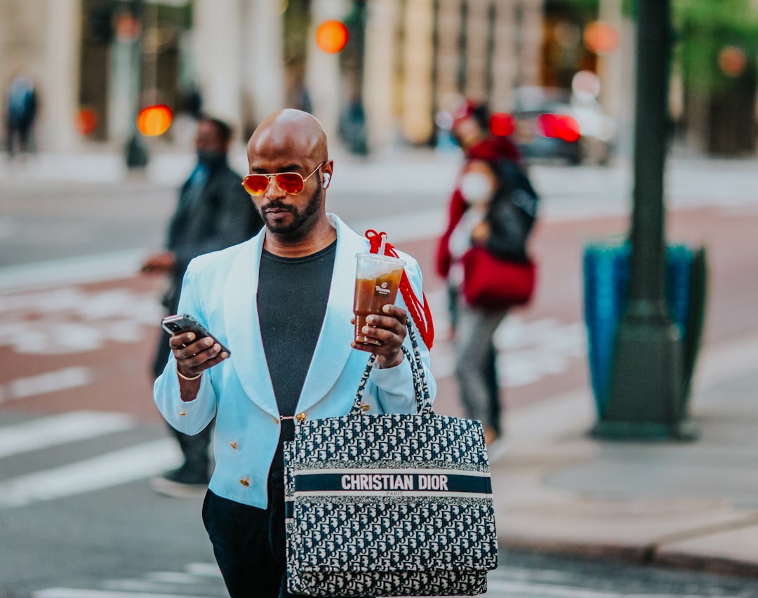 découvrez l'univers des influenceurs de la fast-fashion, leur impact sur les tendances actuelles et comment ils façonnent la consommation rapide de la mode.