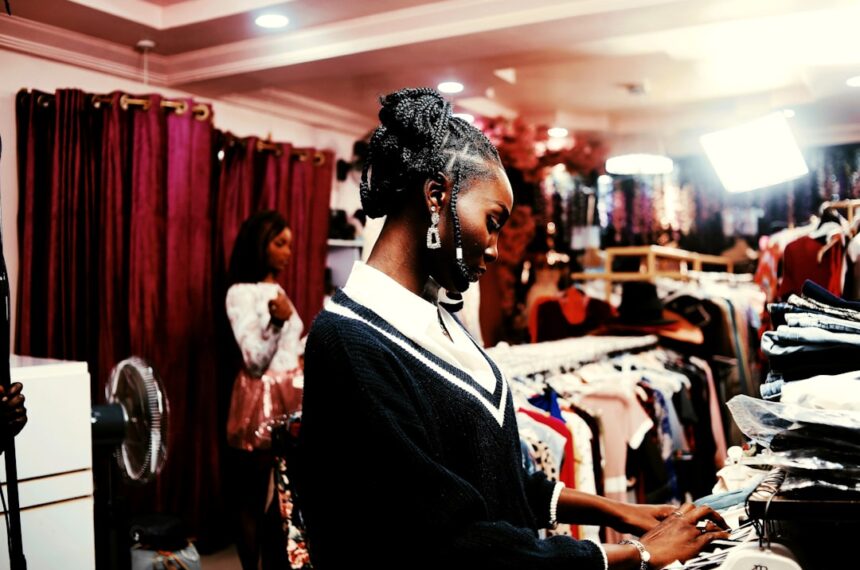 découvrez la loi sur la fast-fashion, ses implications pour l'industrie du vêtement et ses impacts environnementaux et sociaux.