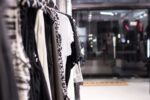 découvrez la loi sur la fast fashion : obligations, impacts environnementaux et sociaux, et comment elle transforme l'industrie de la mode pour un avenir plus durable.