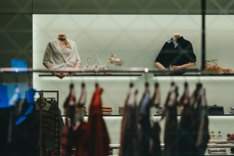 découvrez la loi sur la fast fashion, ses impacts environnementaux et sociaux, ainsi que les mesures pour promouvoir une mode durable et responsable.