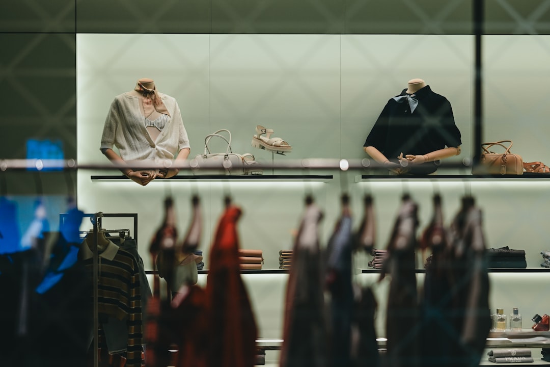 découvrez la loi sur la fast fashion, ses impacts environnementaux et sociaux, ainsi que les mesures pour promouvoir une mode durable et responsable.