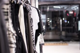 découvrez la loi sur la fast fashion : obligations, impacts environnementaux et sociaux, et comment elle transforme l'industrie de la mode pour un avenir plus durable.