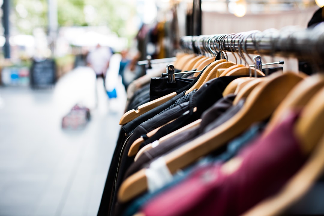 découvrez l'univers de la fast fashion : tendances actuelles, impacts environnementaux et alternatives durables pour un style responsable.