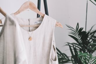 découvrez la slow fashion, un mouvement éthique et durable qui privilégie la qualité, la production responsable et le respect de l'environnement pour une mode consciente et engagée.
