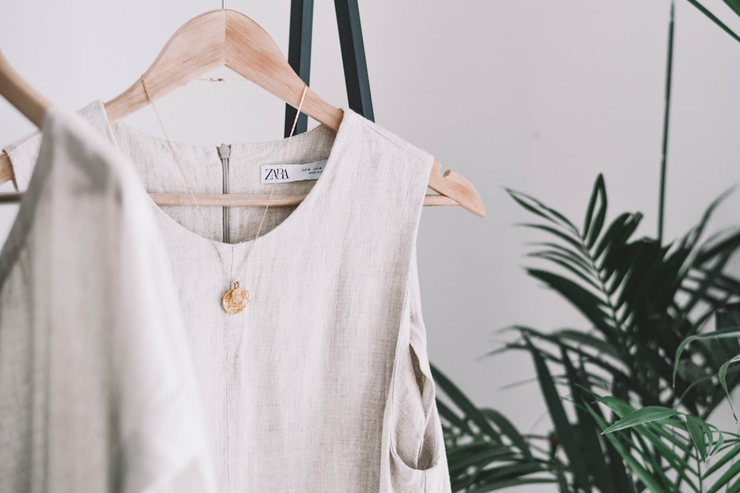 découvrez la slow fashion, un mouvement éthique et durable qui privilégie la qualité, la production responsable et le respect de l'environnement pour une mode consciente et engagée.