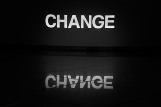découvrez tout sur la transition : définition, enjeux et conseils pour réussir vos changements personnels et professionnels.