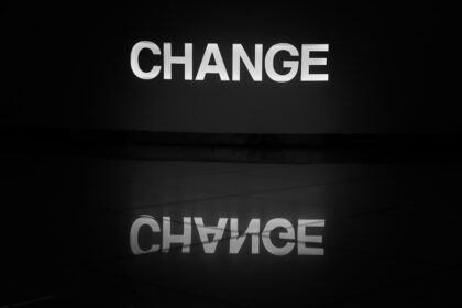 découvrez tout sur la transition : définition, enjeux et conseils pour réussir vos changements personnels et professionnels.