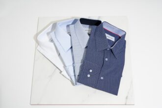 découvrez comment porter une chemise rentrée pour un style élégant et soigné, adapté à toutes les occasions.