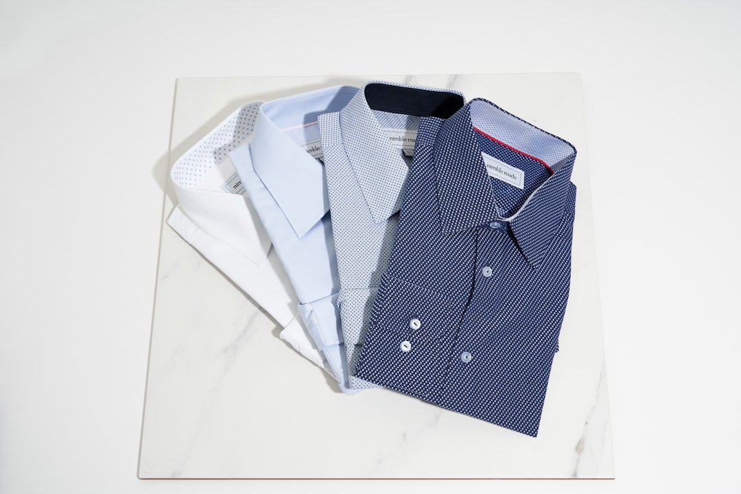 découvrez comment porter une chemise rentrée pour un style élégant et soigné, adapté à toutes les occasions.