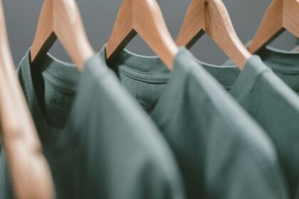 découvrez l'impact de la fabrication de vêtements sur l'environnement et l'économie, et explorez des solutions durables pour une industrie textile responsable.