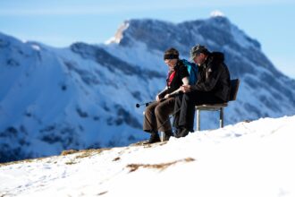 découvrez notre collection de vêtements adaptés à la montagne pour allier confort, chaleur et style lors de toutes vos aventures en plein air.