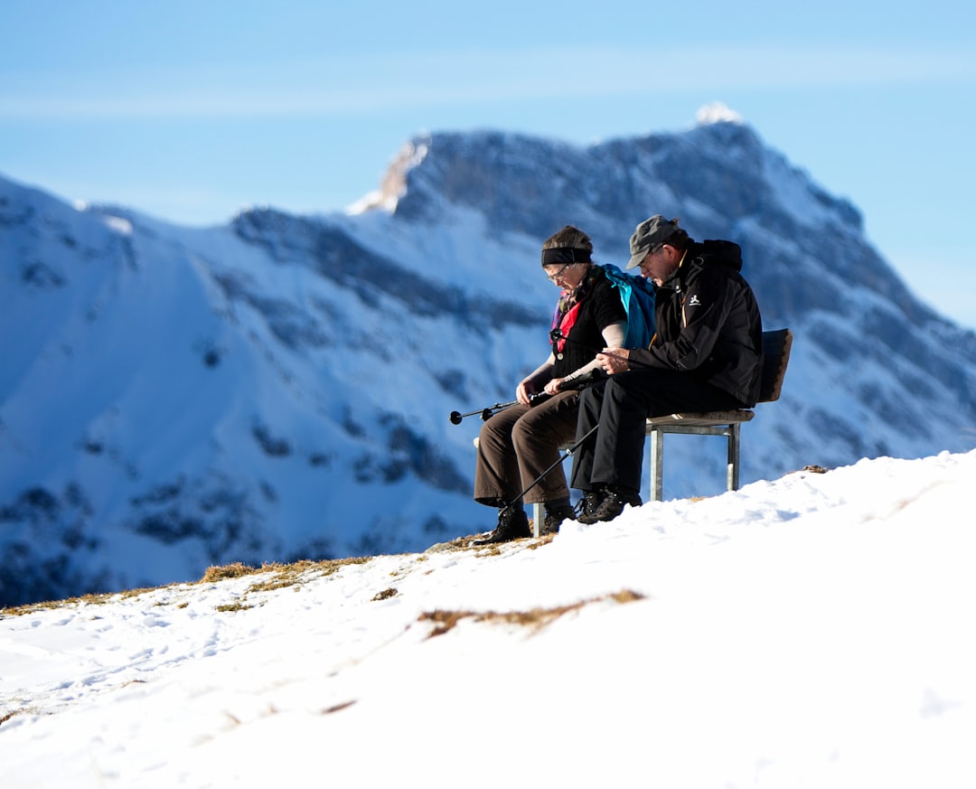 découvrez notre collection de vêtements adaptés à la montagne pour allier confort, chaleur et style lors de toutes vos aventures en plein air.