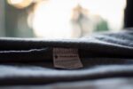 découvrez l'importance de l'étiquetage d'origine des vêtements pour garantir transparence et authenticité dans la mode.