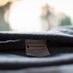 découvrez l'importance de l'étiquetage d'origine des vêtements pour garantir transparence et authenticité dans la mode.