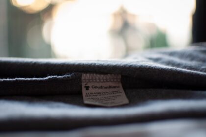 découvrez l'importance de l'étiquetage d'origine des vêtements pour garantir transparence et authenticité dans la mode.