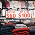 comparez les prix et la qualité des vêtements pour faire le meilleur choix entre style et budget.