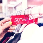 découvrez les raisons de l'augmentation des prix des vêtements et comment cela impacte votre budget mode au quotidien.