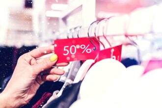 découvrez les raisons de l'augmentation des prix des vêtements et comment cela impacte votre budget mode au quotidien.