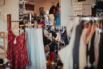 découvrez des boutiques de seconde main éthiques, proposant des vêtements et accessoires durables pour un shopping responsable et respectueux de l’environnement.