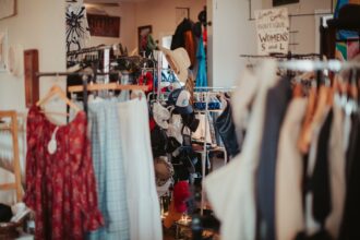 découvrez des boutiques de seconde main éthiques, proposant des vêtements et accessoires durables pour un shopping responsable et respectueux de l’environnement.
