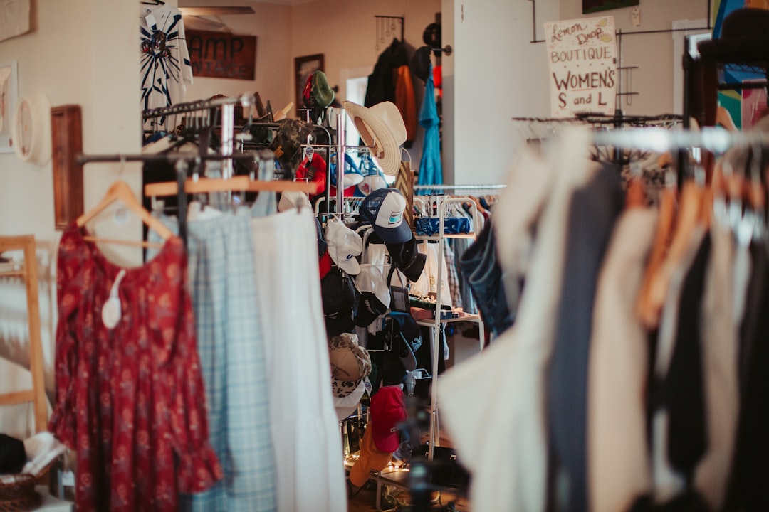 découvrez des boutiques de seconde main éthiques, proposant des vêtements et accessoires durables pour un shopping responsable et respectueux de l’environnement.