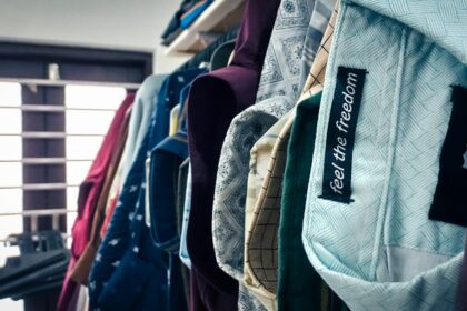 découvrez les enjeux et les impacts de l'interdiction de la fast fashion, une démarche pour un mode de consommation plus responsable et durable.