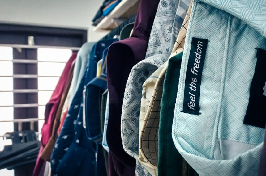 découvrez les enjeux et les impacts de l'interdiction de la fast fashion, une démarche pour un mode de consommation plus responsable et durable.
