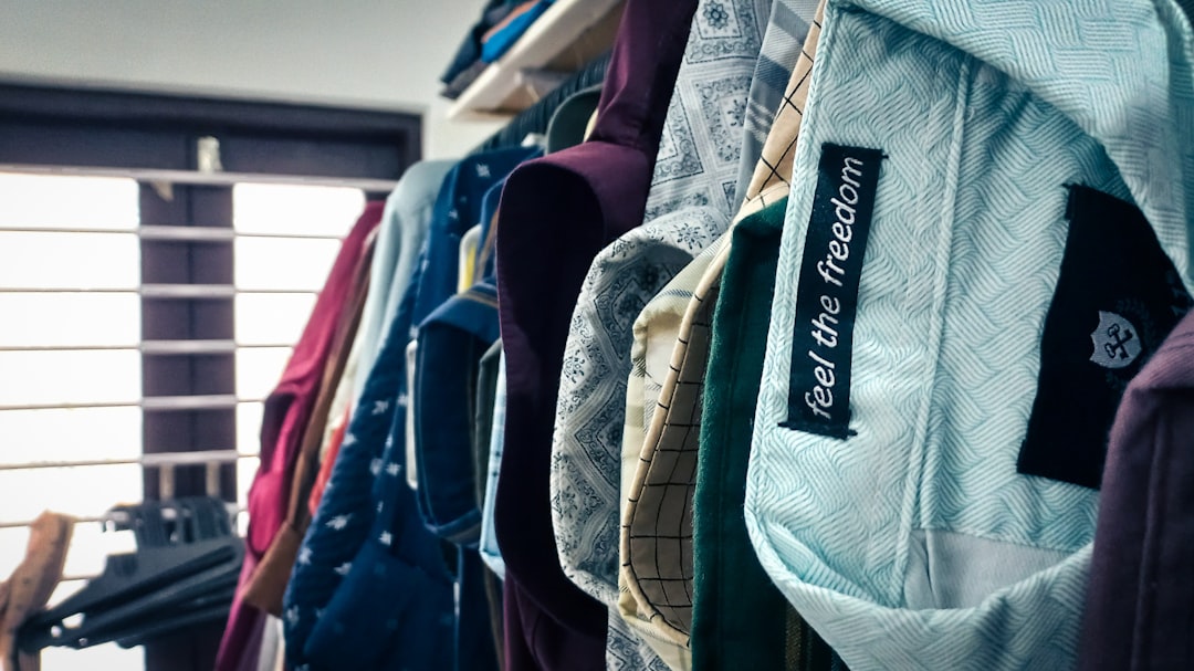 découvrez les enjeux et les impacts de l'interdiction de la fast fashion, une démarche pour un mode de consommation plus responsable et durable.