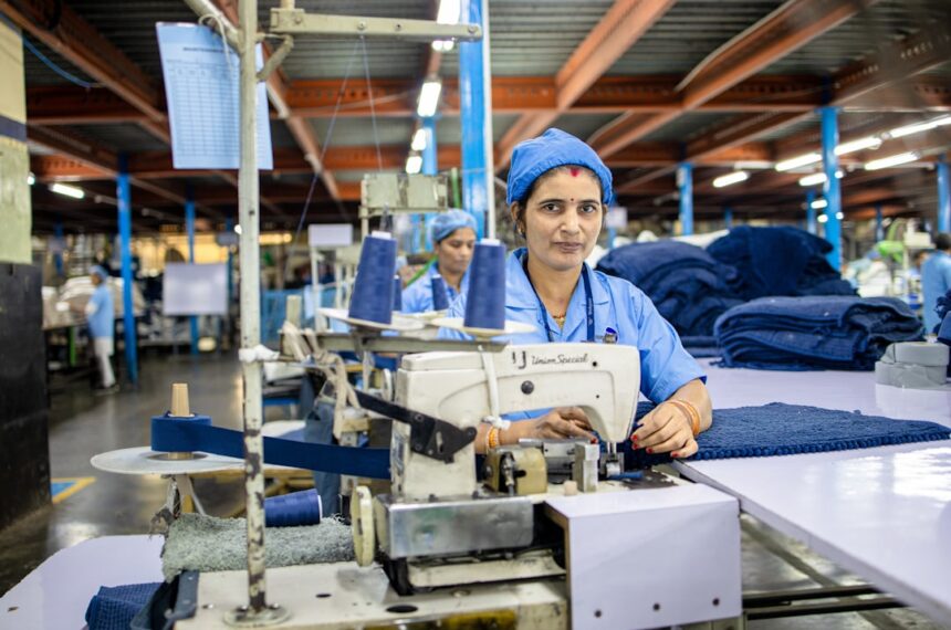 découvrez les enjeux et les régulations de la fast fashion pour un secteur textile plus responsable et durable.