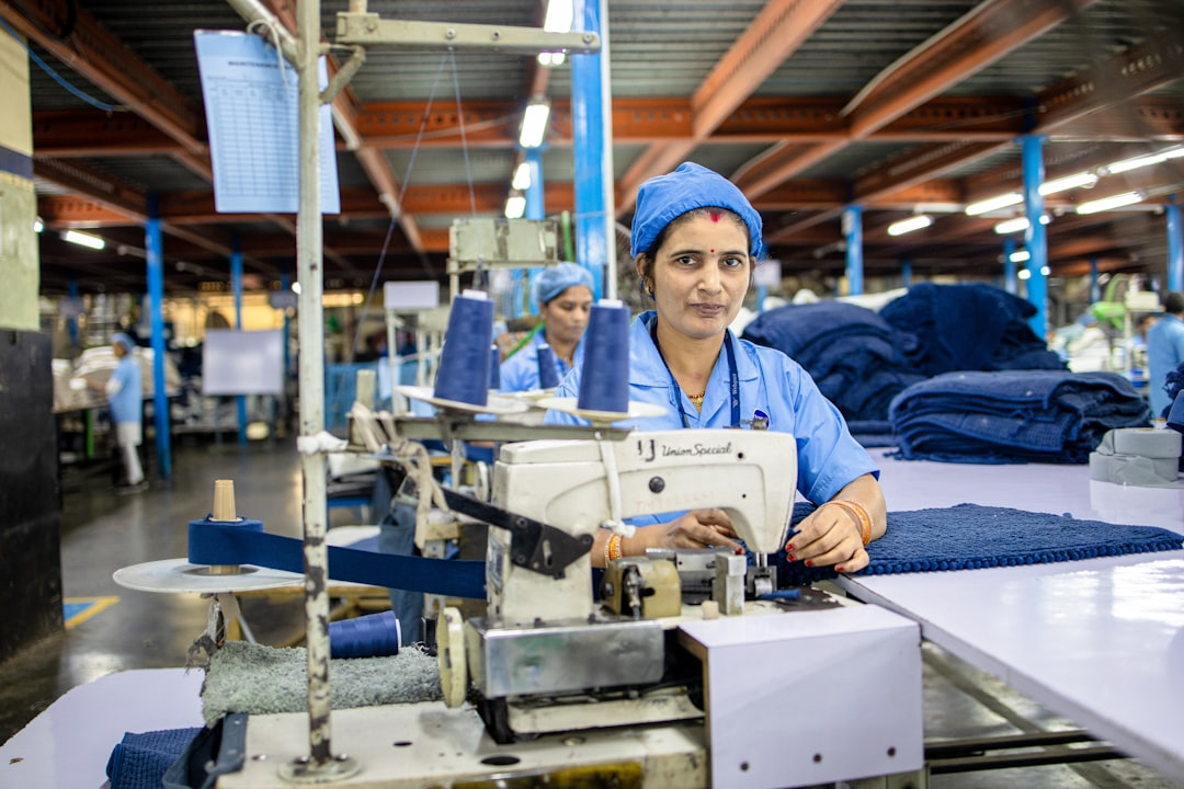 découvrez les enjeux et les régulations de la fast fashion pour un secteur textile plus responsable et durable.