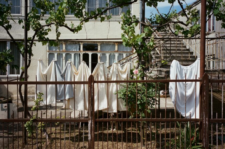 conseils pour l'entretien de vos vêtements d'été afin de les garder frais, propres et en bon état toute la saison.