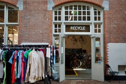 découvrez l'importance de la réutilisation textile pour réduire les déchets, préserver l'environnement et promouvoir une mode durable.