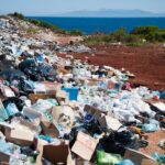 découvrez les enjeux du gaspillage textile et les solutions pour réduire les déchets dans l'industrie de la mode durable.