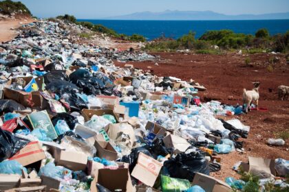 découvrez les enjeux du gaspillage textile et les solutions pour réduire les déchets dans l'industrie de la mode durable.