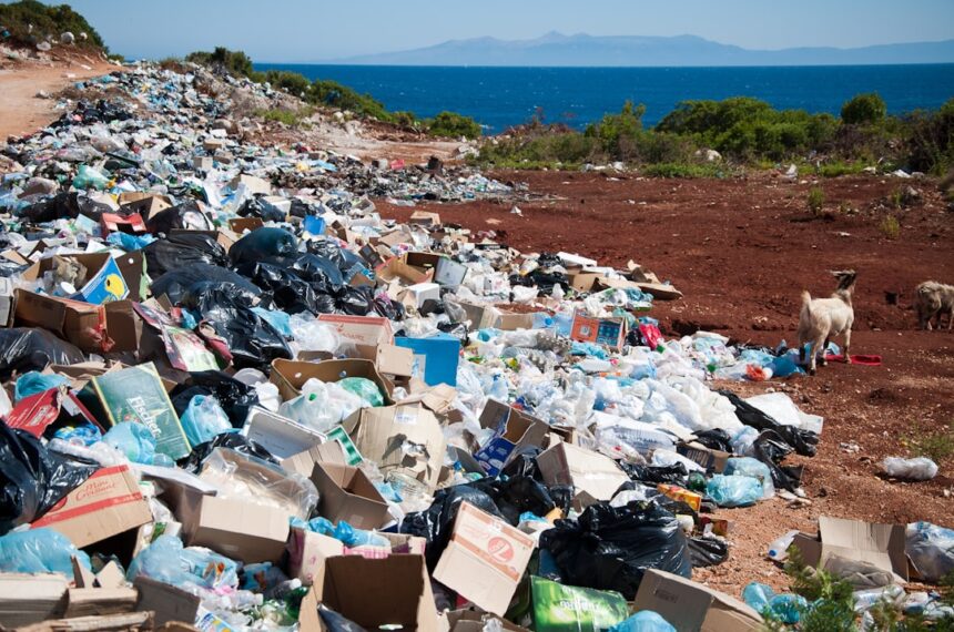 découvrez les enjeux du gaspillage textile et les solutions pour réduire les déchets dans l'industrie de la mode durable.