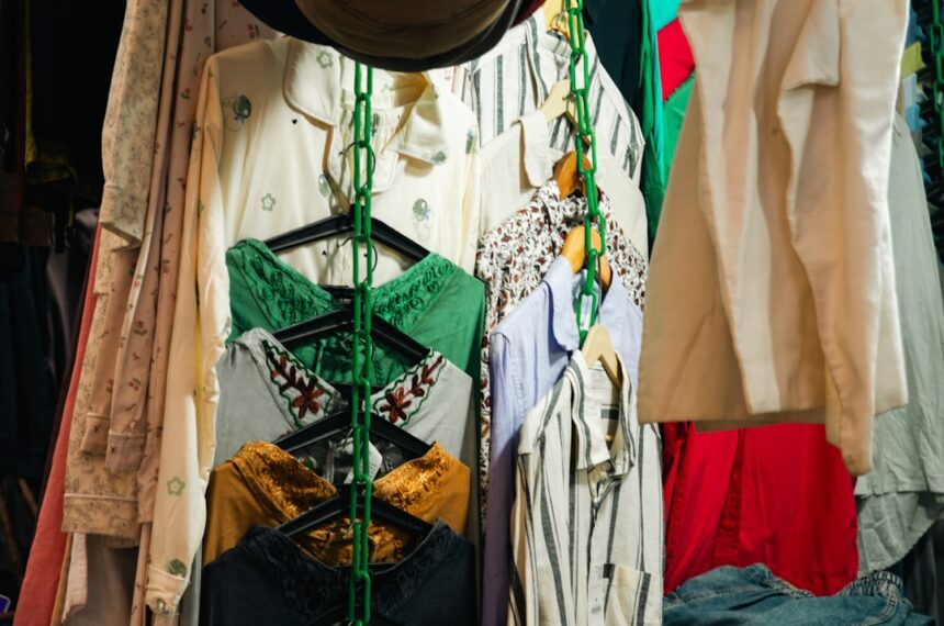découvrez la loi sur la mode ultra-rapide, ses impacts environnementaux et sociaux, ainsi que les régulations pour un secteur de la mode plus durable.