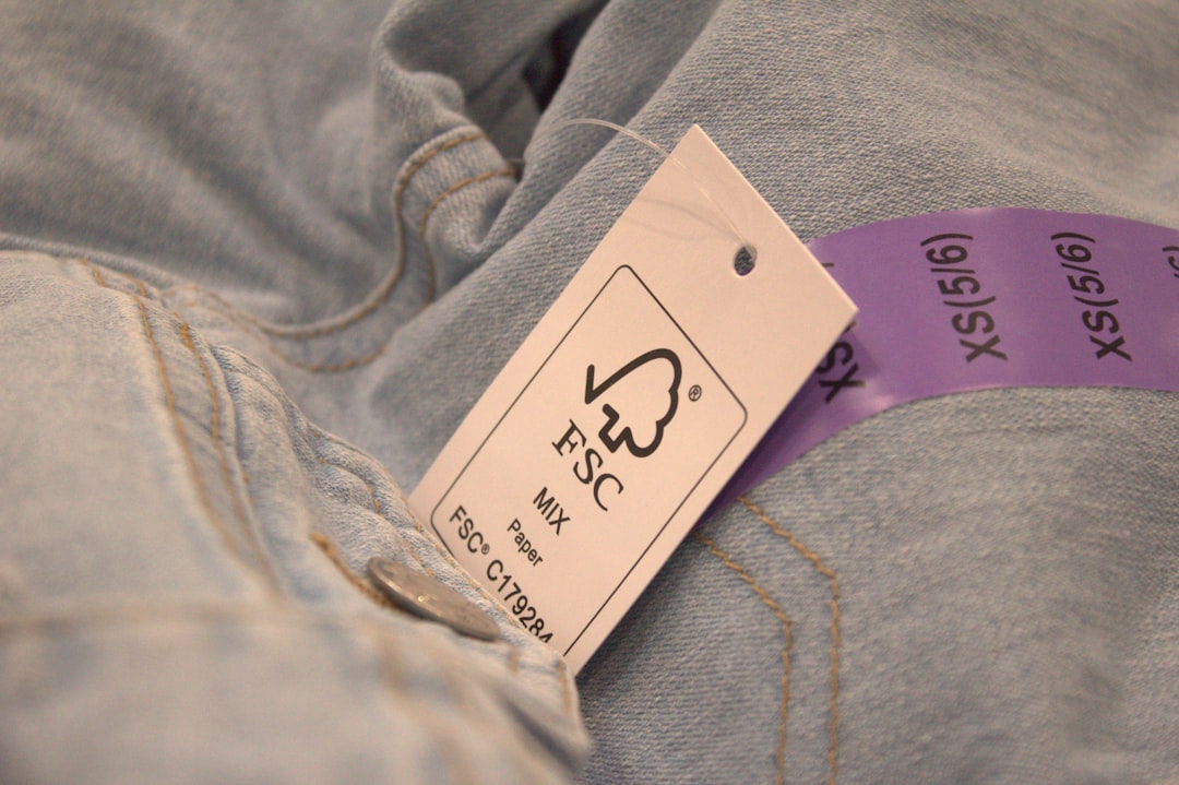 découvrez la réglementation sur l'ultra fast-fashion et ses impacts sur l'industrie textile, la durabilité et les pratiques éthiques.