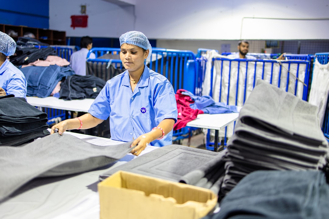 découvrez la réglementation sur la mode ultra-rapide, ses impacts environnementaux et sociaux, ainsi que les efforts pour rendre cette industrie plus durable et éthique.
