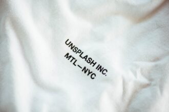 interdiction des invendus textiles : découvrez les nouvelles réglementations visant à réduire le gaspillage dans l'industrie de la mode.