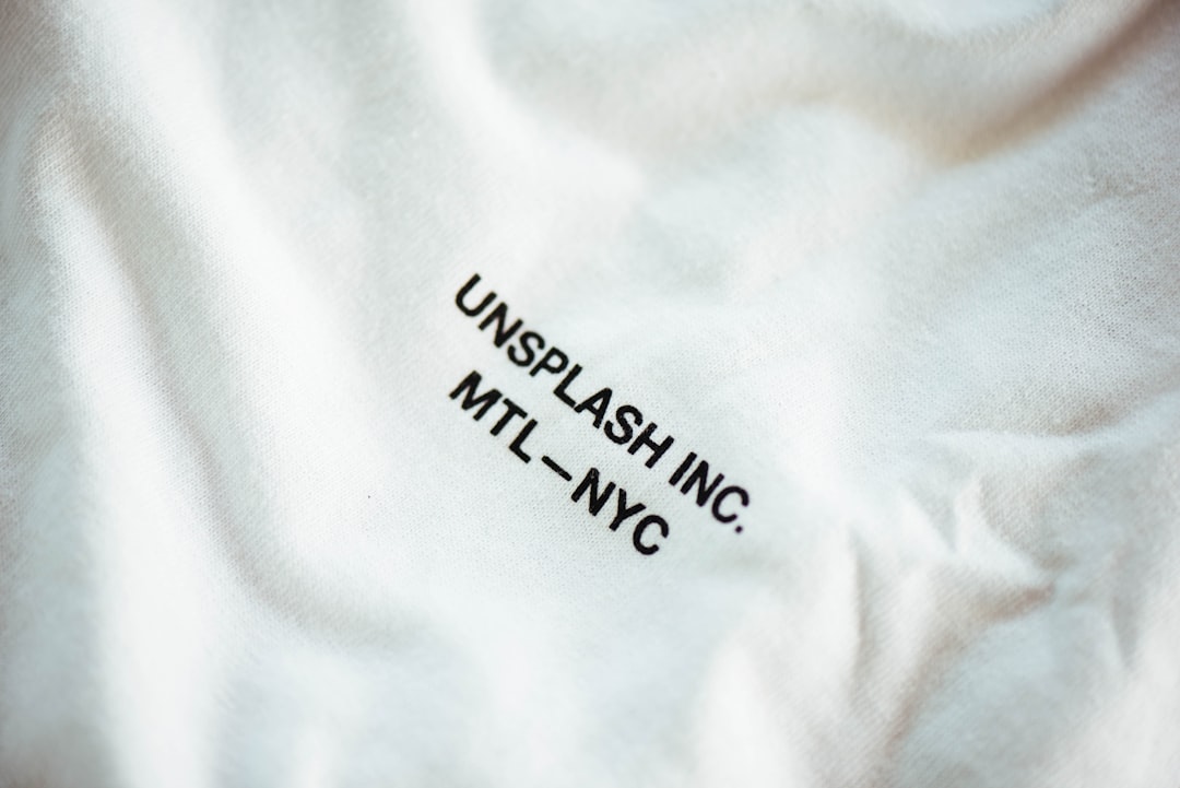 interdiction des invendus textiles : découvrez les nouvelles réglementations visant à réduire le gaspillage dans l'industrie de la mode.
