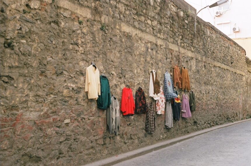 découvrez notre sélection de vêtements invendus à prix réduits. des articles de mode de qualité, disponibles en éditions limitées, pour renouveler votre style sans vous ruiner.