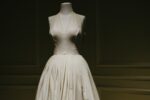 découvrez notre collection élégante de robes de mariée, alliant style, confort et élégance pour le plus beau jour de votre vie.