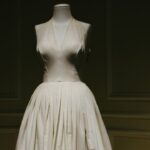 découvrez notre collection élégante de robes de mariée, alliant style, confort et élégance pour le plus beau jour de votre vie.
