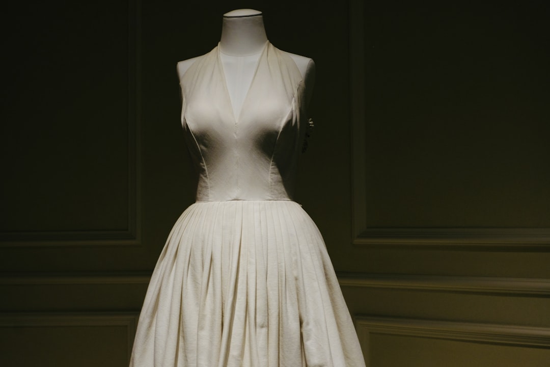découvrez notre collection élégante de robes de mariée, alliant style, confort et élégance pour le plus beau jour de votre vie.
